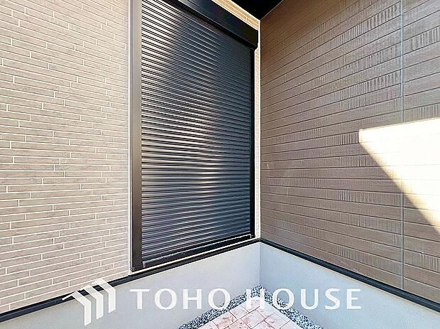 台風などの激しい雨風からお家を守るのはもちろん、空き巣対策などの防犯抑止や防音にも効果を発揮します。