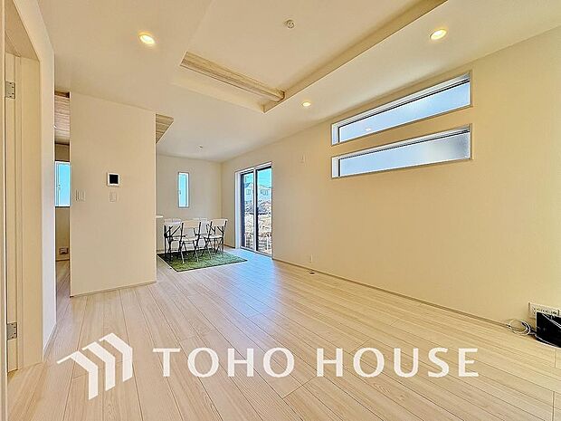 広々としたLDKは、家族が自然に集まりやすく、一緒に過ごす時間を楽しめる工夫が施されています。