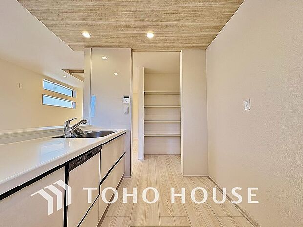 美しく使いやすいキッチン空間。優しい温もりを醸し出すキッチンは料理の為の配慮を随所に注ぎました。