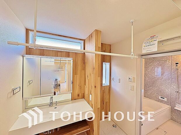 身だしなみのチェックがしやすい大きな鏡、下には収納がたっぷり。スッキリとした空間を演出いたします。