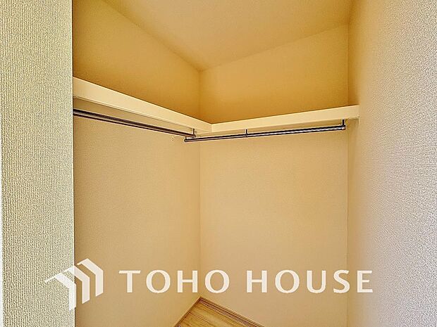 奥行きあるクローゼットを採用。衣装ケースや、掃除機といった物を収納できるような造りになっております。