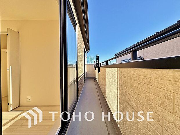 暖かい陽ざしが差込むバルコニー。晴れた日には、洗濯物が良く乾きます。風通しも良好です。