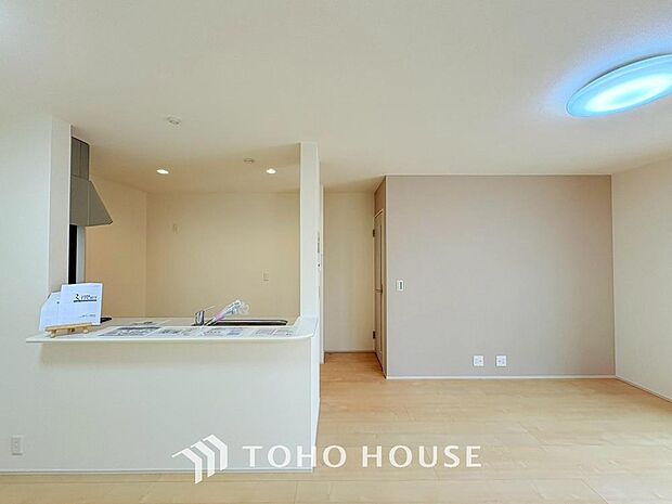 リビングも広く設け、訪れる人々を暖かく迎えてくれます。 