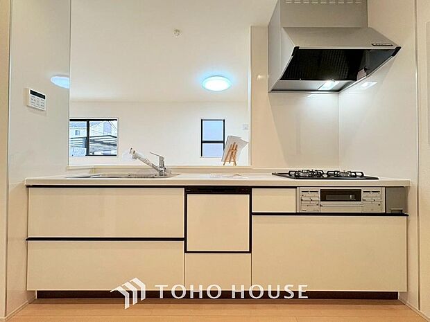 キッチンの収納は、デッドスペースになりやすい箇所を有効活用できる、スライド式収納を採用しました。