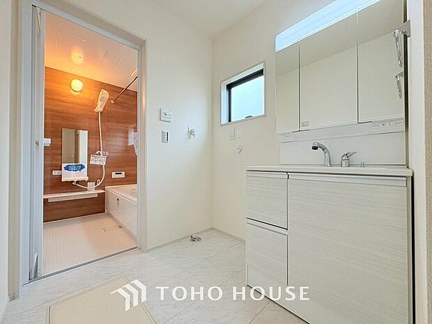 身だしなみのチェックがしやすい大きな鏡、下には収納がたっぷり。スッキリとした空間を演出いたします。