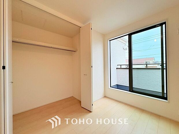 奥行きあるクローゼットを採用。衣装ケースや、掃除機といった物を収納できるような造りになっております。