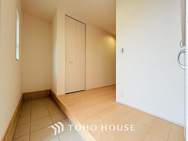 土足のまま入れるの玄関収納。ゴルフバックや部活＆スポーツ用品、日常使いの傘なども収納できて便利です。