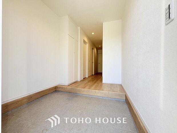 ゲストを招き、家族を迎える玄関は、ディスプレイや照明にこだわってみてはいかがでしょうか。