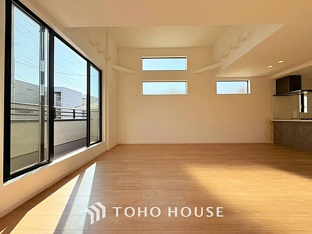 一日の中で多くの時間を過すことになるリビング。爽やかな通風と採光を存分に感じる事が出来る空間です。