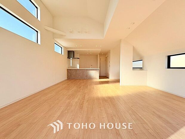 爽やかな通風と採光を存分に感じる事が出来る空間。毎日の暮らしに癒しをもたらす居心地の良いリビング。