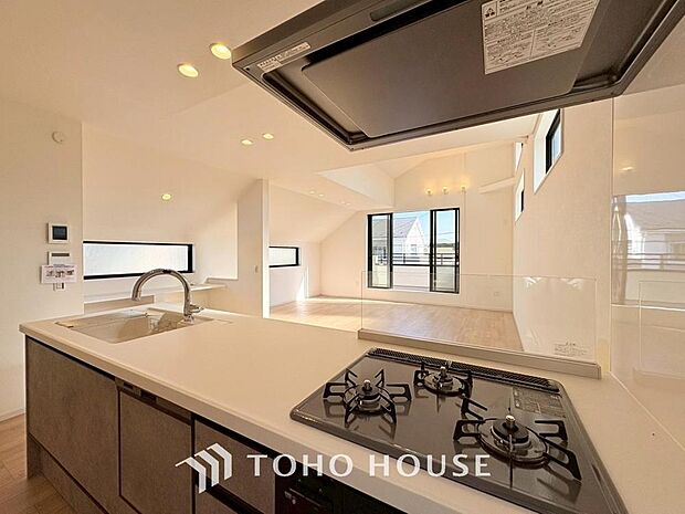 美しく使いやすいキッチン空間。優しい温もりを醸し出すキッチンは料理の為の配慮を随所に注ぎました。