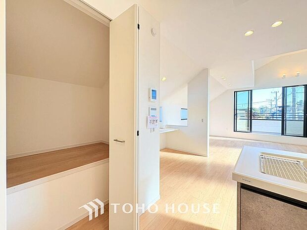 買い置きした日用品や食品等を収納する場所として最適なパントリー収納がございます。