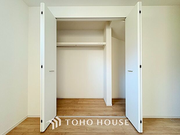 居室にはクローゼットを完備し、自由度の高い家具の配置が叶うシンプルな空間です。