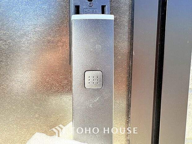 合鍵防止・オートロック設定など防犯性も高く、手がふさがっていても開錠できるスマートキー。