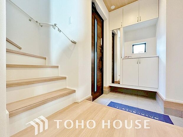 ゲストを招き、家族を迎える玄関は、ディスプレイや照明にこだわってみてはいかがでしょうか。