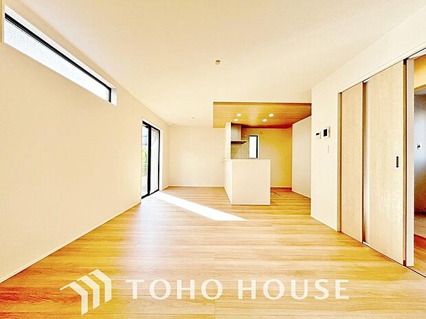 明るく穏やかな空気の中で飲んだり、食べたり、笑ったり。一日の中で多くの時間を過すことになるリビング。