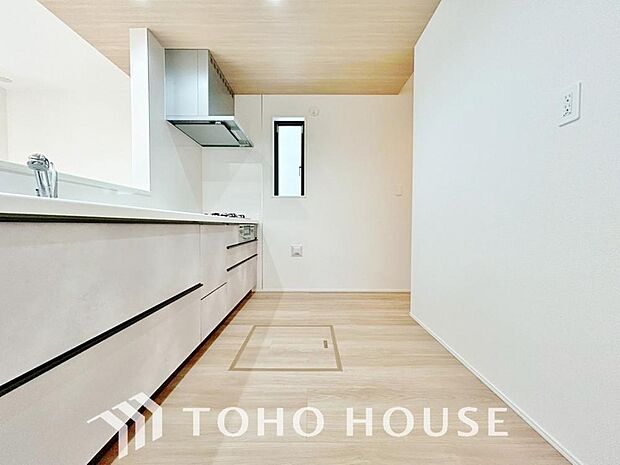 大型の冷蔵庫も配置できる広々としたキッチンスペースでお料理や家事をスムーズに進めることができます。