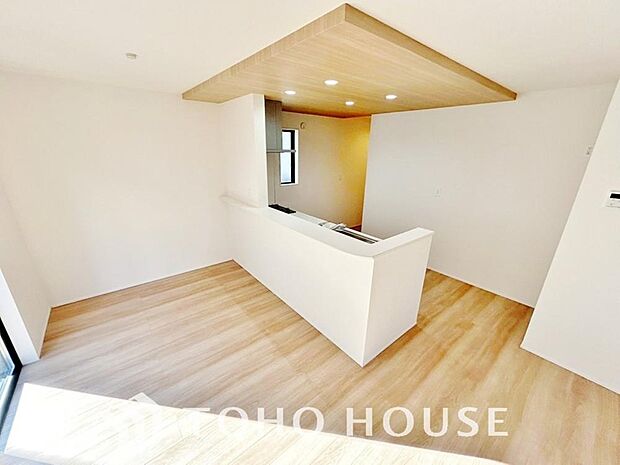 家族みんなでゆったりと調理や食事の準備ができる十分な広さを確保した、快適なキッチンスペース。