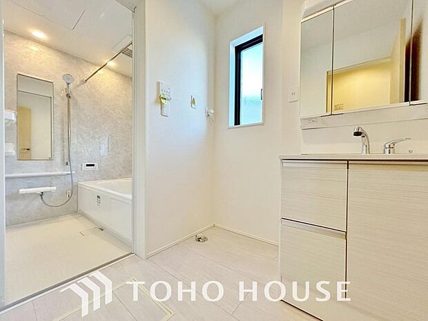 平日の朝であっても、落ち着きとくつろぎを感じられる空間。気持ちよく身だしなみを整えられます。