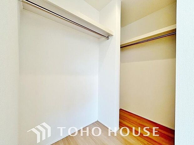 居室にはクローゼットを完備し、自由度の高い家具の配置が叶うシンプルな空間です。