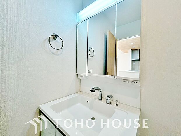 平日の朝であっても、落ち着きとくつろぎを感じられる空間。気持ちよく身だしなみを整えられます。