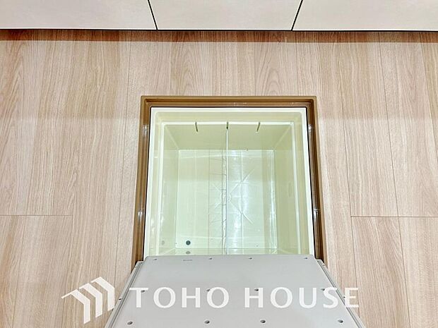 キッチン下部に設けた床下収納は、缶詰のストックや非常食、梅酒や味噌などの保存食入れとしての他、卓上プレートや季節家電などの物を仕舞うことが出来る便利な収納。