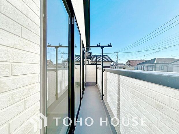 暖かい陽ざしが差込むバルコニー。晴れた日には、洗濯物が良く乾きます。風通しも良好です。