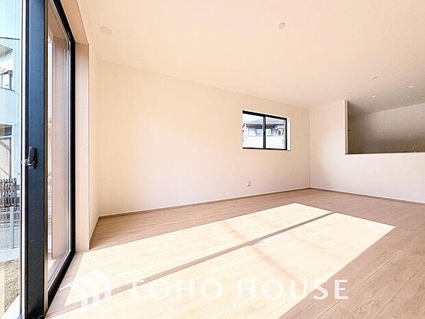 リビングも広く設け、訪れる人々を暖かく迎えてくれます。