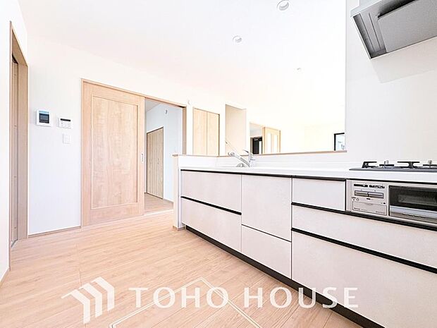 キッチンの収納は、デッドスペースになりやすい箇所を有効活用できる、スライド式収納を採用しました。