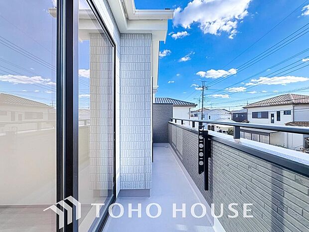 陽光に愛され、環境に恵まれ、家族に包まれた邸宅は、どんなに月日が経っても色褪せる事なく輝き続けます。