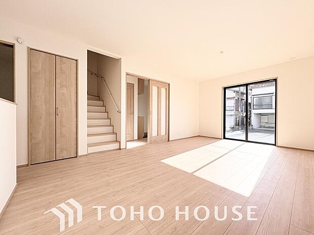 光が注がれる青い空から鮮やかに赤色にゆっくりと染まる。そんな優しい時間がここでは流れてゆく。