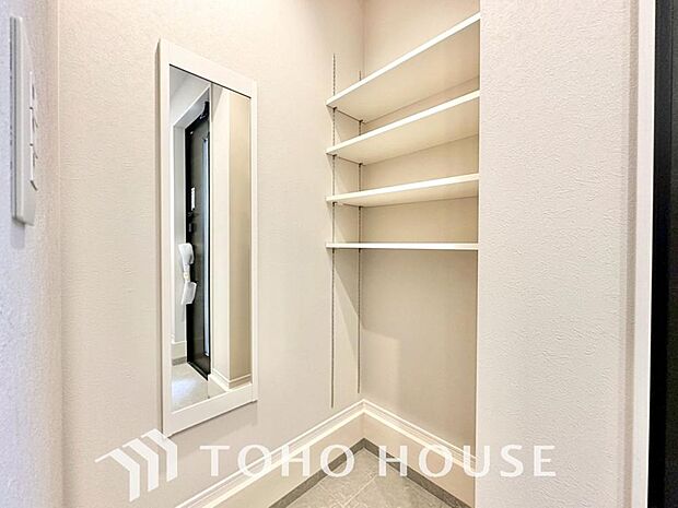 建物内部の収納には拘りました。共有部分に設けた収納。お荷物が多い方にも安心です。