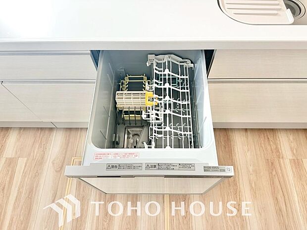 ビルトイン食器洗浄乾燥機付きのシステムキッチン。毎日の家事負担を軽減する嬉しい設備です。