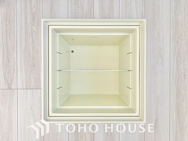 キッチン下部に設けた床下収納。缶詰のストックや非常食、梅酒や味噌などの保存食入れとして利用可です。