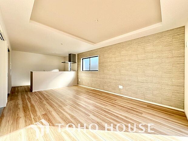 通風と採光を考慮したリビングは地域の鼓動を感じながらお寛ぎ頂くことが可能です。