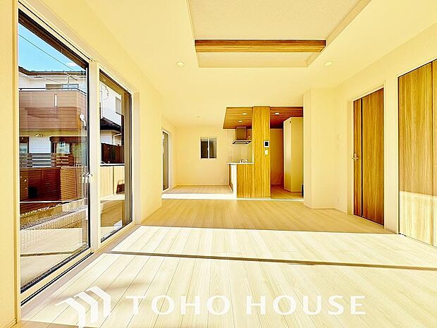 光が注がれる青い空から鮮やかに赤色にゆっくりと染まる。そんな優しい時間がここでは流れてゆく。