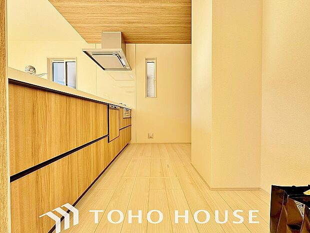 キッチンの収納は、デッドスペースになりやすい箇所を有効活用できる、スライド式収納を採用しました。