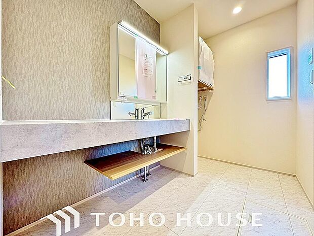 身だしなみのチェックがしやすい大きな鏡、下には収納がたっぷり。スッキリとした空間を演出いたします。