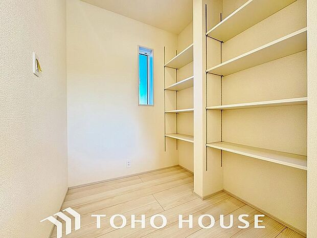 建物内部の収納には拘りました。共有部分に設けた収納。お荷物が多い方にも安心です。