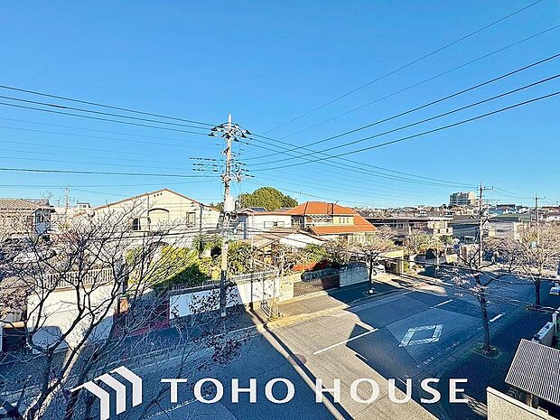 星空が地上に映りこむかのような夜景のきらめきまで、この街ならではの美しい風景の物語が室内に展開。