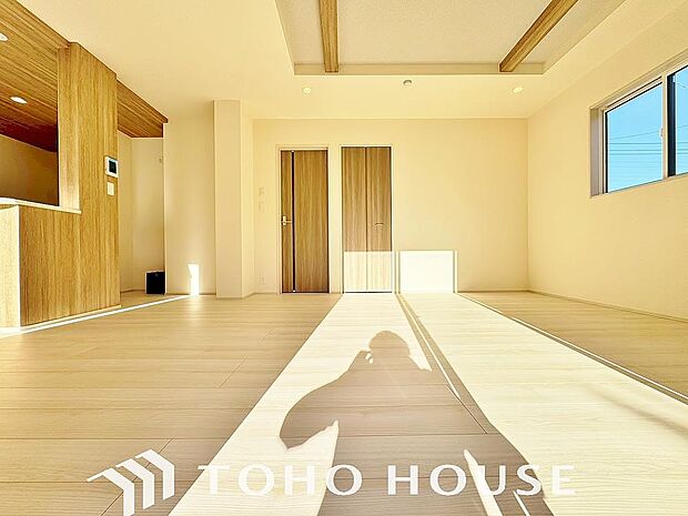 リビングも広く設け、訪れる人々を暖かく迎えてくれます。