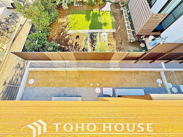 お子様がお庭で遊ぶのを見守りつつ、キッチンでお料理やリビングでくつろぐことができる安心な間取り。