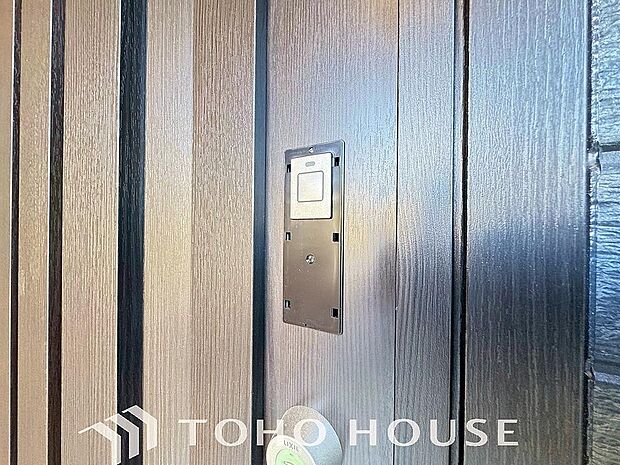 当マンションエントランスには、防犯対策の「オートロック」を採用。マンション住人以外の侵入を防ぐために設置しました。お子様がいらっしゃるご家庭にも安心の設備です。