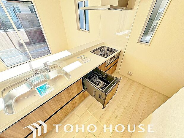 「ビルトインタイプ食器洗乾燥機」通常の手洗いでは使用出来ないほど高温のお湯や高圧水流を使うことにより汚れを効果的に落とすことができる。