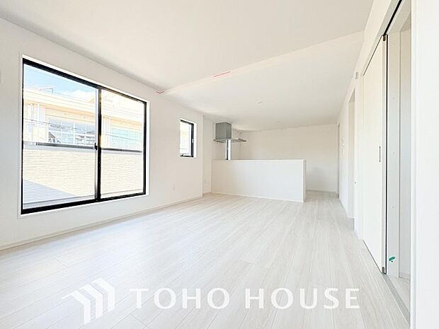 光が注がれる青い空から鮮やかに赤色にゆっくりと染まる。そんな優しい時間がここでは流れてゆく。