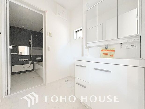 お家の中でも特にプライベートスペースとなる洗面所は、洗濯場所と浴室を同じ空間でまとめております。