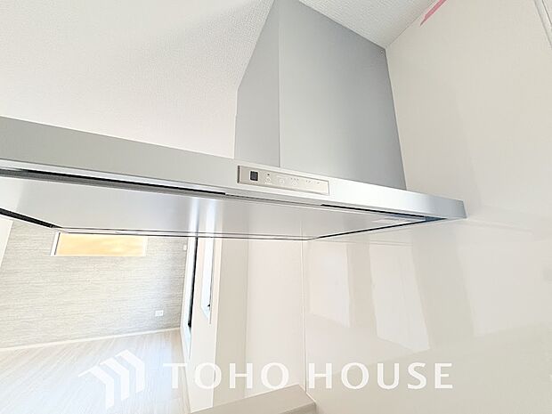 昨今主流のスリムタイプのレンジフード。スタイリッシュな見た目からインテリアとしても人気がある型です。