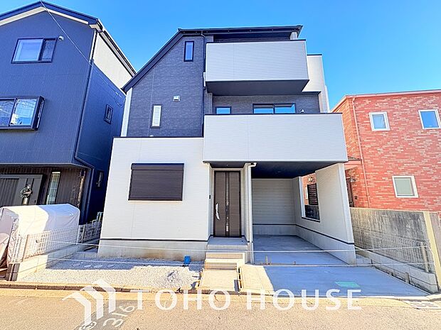 周辺環境とのコラボレーションにより明るく開放的な空間を演出しております。