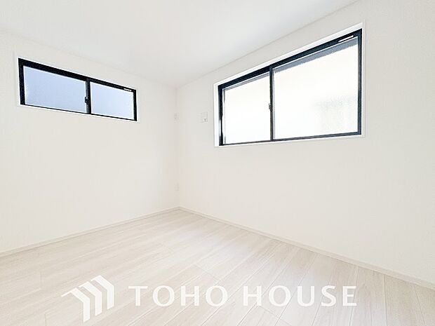 清潔感あるホワイトの壁紙と温もり溢れるカラーの床材が見事に調和した本邸宅。