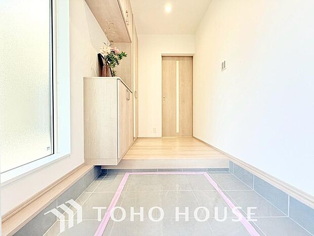 人を迎え入れる最初の場所だからこそ、清潔感がある空間にして頂ける様シューズボックスを設置しました。